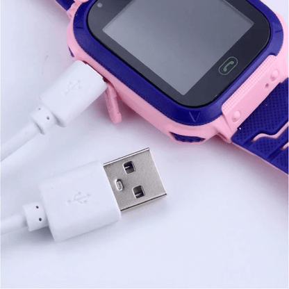 Kinder-Smartwatch mit GPS, pink-blau, USB-Ladekabel, Touchscreen, sicherheitsorientiert.