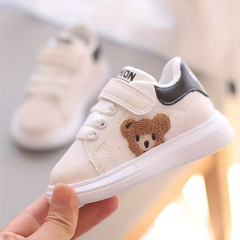 Weiße Kinderschuhe mit Bärenmotiv, Klettverschluss, rutschfeste Sohle, modisch, bequem.