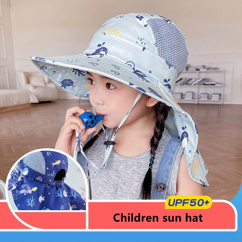 Mädchen mit blauem Kinder-Sonnenhut, UPF 50+, mit Tiermotiven, Sommermode.