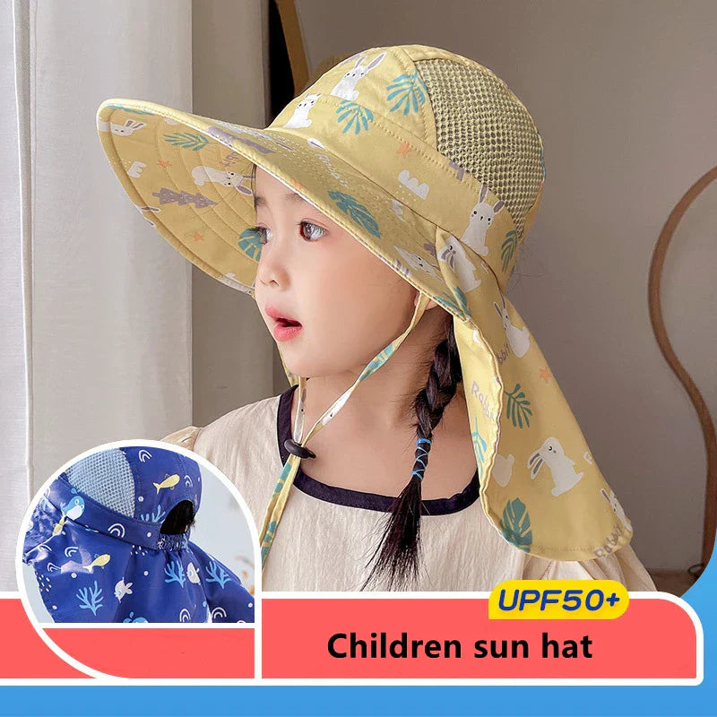 Kindersonnenhut gelb mit Tiermotiven, UPF 50+, Nackenschutz, ideal für Sommer, Outdoor-Aktivitäten.