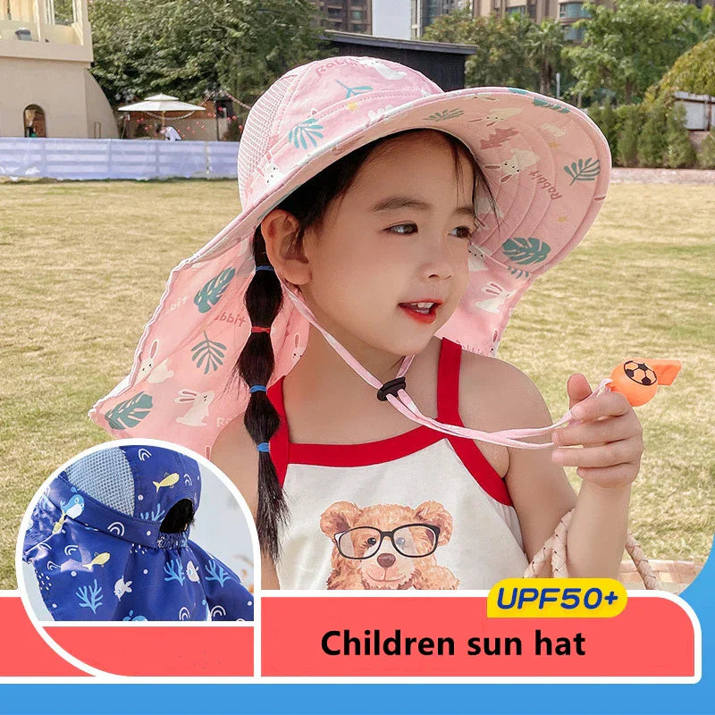 Mädchen mit rosa Kinder-Sonnenhut UPF50+, Tiermuster, Sommer, Sonnenschutz.