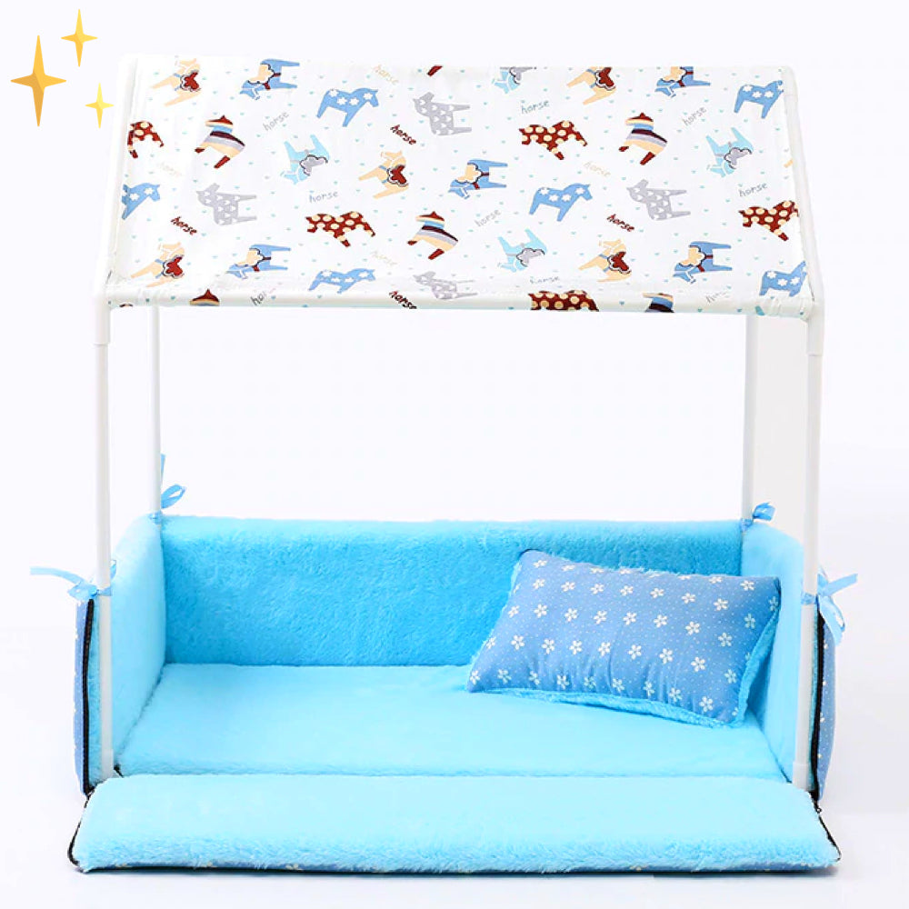 Blaues Kinderbett mit Tiermuster-Baldachin, weiches Kissen, gemütliches Design für Kinderzimmer.