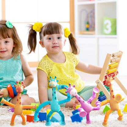 Zwei Mädchen spielen mit bunten Giraffen-Spielzeugen und einem Abakus im Kinderzimmer.