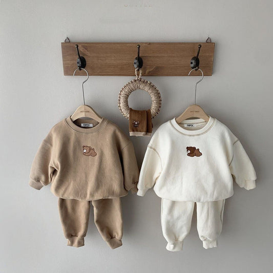 Zweiteiliges Kinder-Sweatshirt-Set, beige und weiß, mit Bärenmotiv, aus Baumwolle.