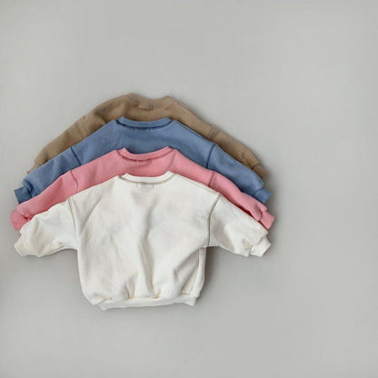 Fünf Baby-Sweatshirts in Beige, Blau, Rosa, Weiß auf grauem Hintergrund, Baumwolle, unisex.