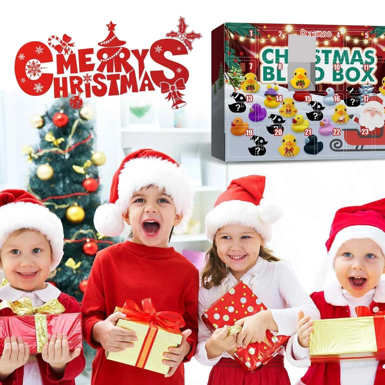 Vier Kinder in Weihnachtsmützen mit Geschenken vor einem Weihnachtsbaum und Adventskalender.