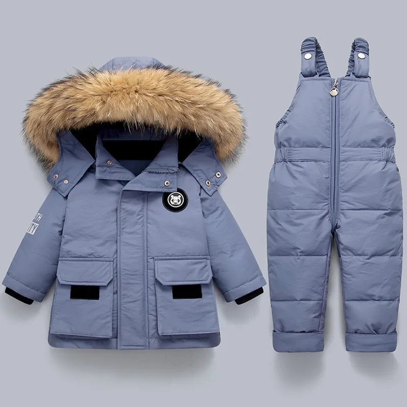Blauer Kinder-Winteranzug mit Kapuze und Fellbesatz, warme Jacke und Latzhose, unisex.