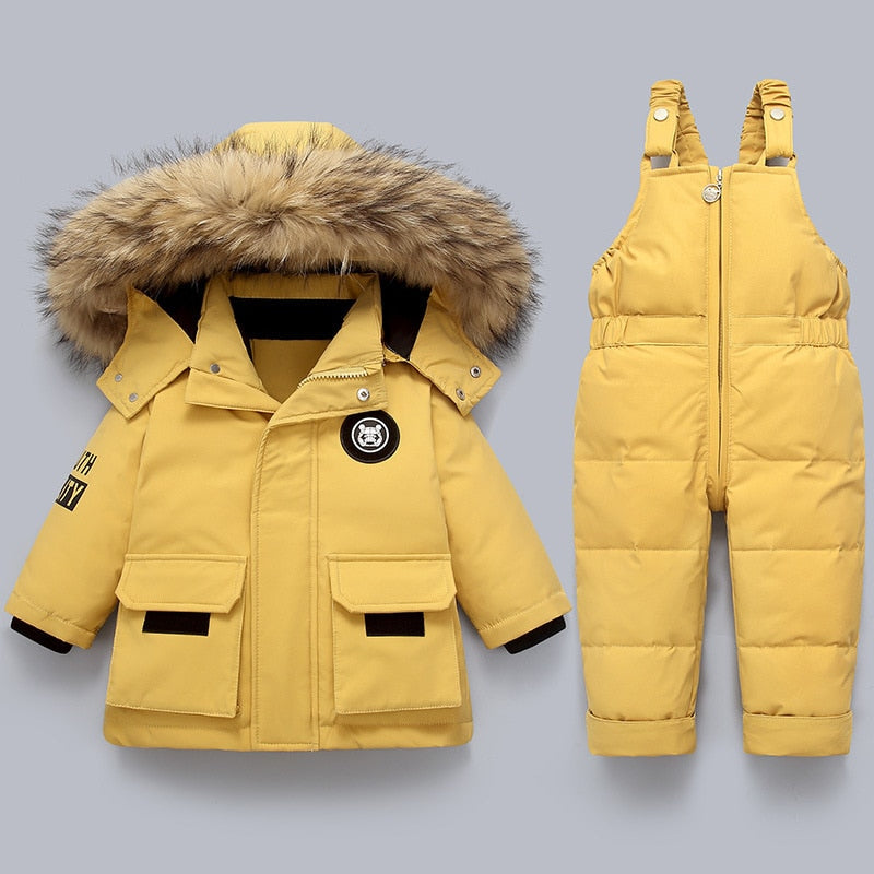 Gelbes Kinder-Winterset: Daunenjacke mit Fellkapuze und Latzhose für Jungen und Mädchen.