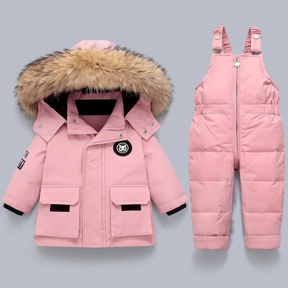 Rosa Kinder-Winterset mit Daunenjacke und Latzhose, Fellkapuze, warm, modisch.