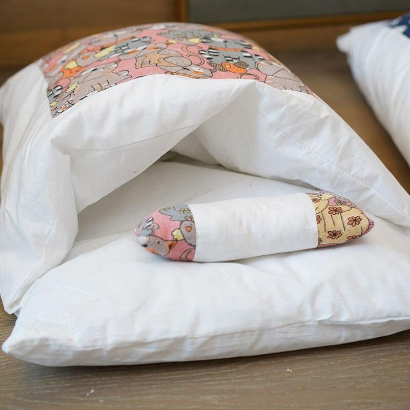 Weiße Kissen mit buntem Muster, Baumwolle, dekorativ, Schlafzimmer, gemütlich, modern.