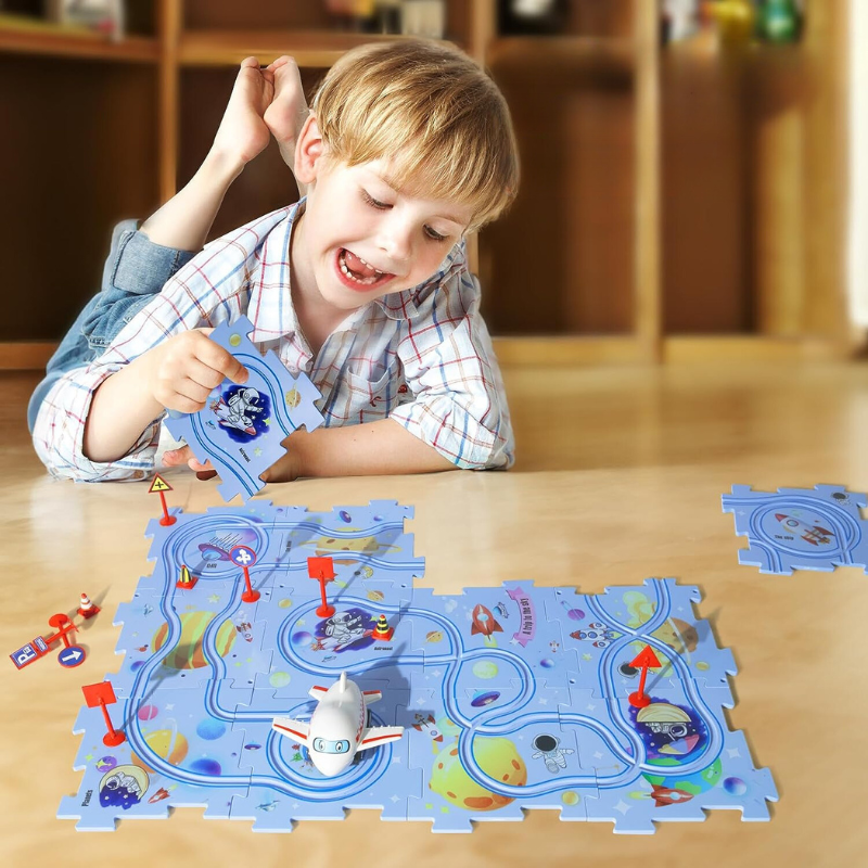 Junge spielt mit blauem Puzzle-Spielzeug auf Holzboden, Lernspielzeug für Kinder.