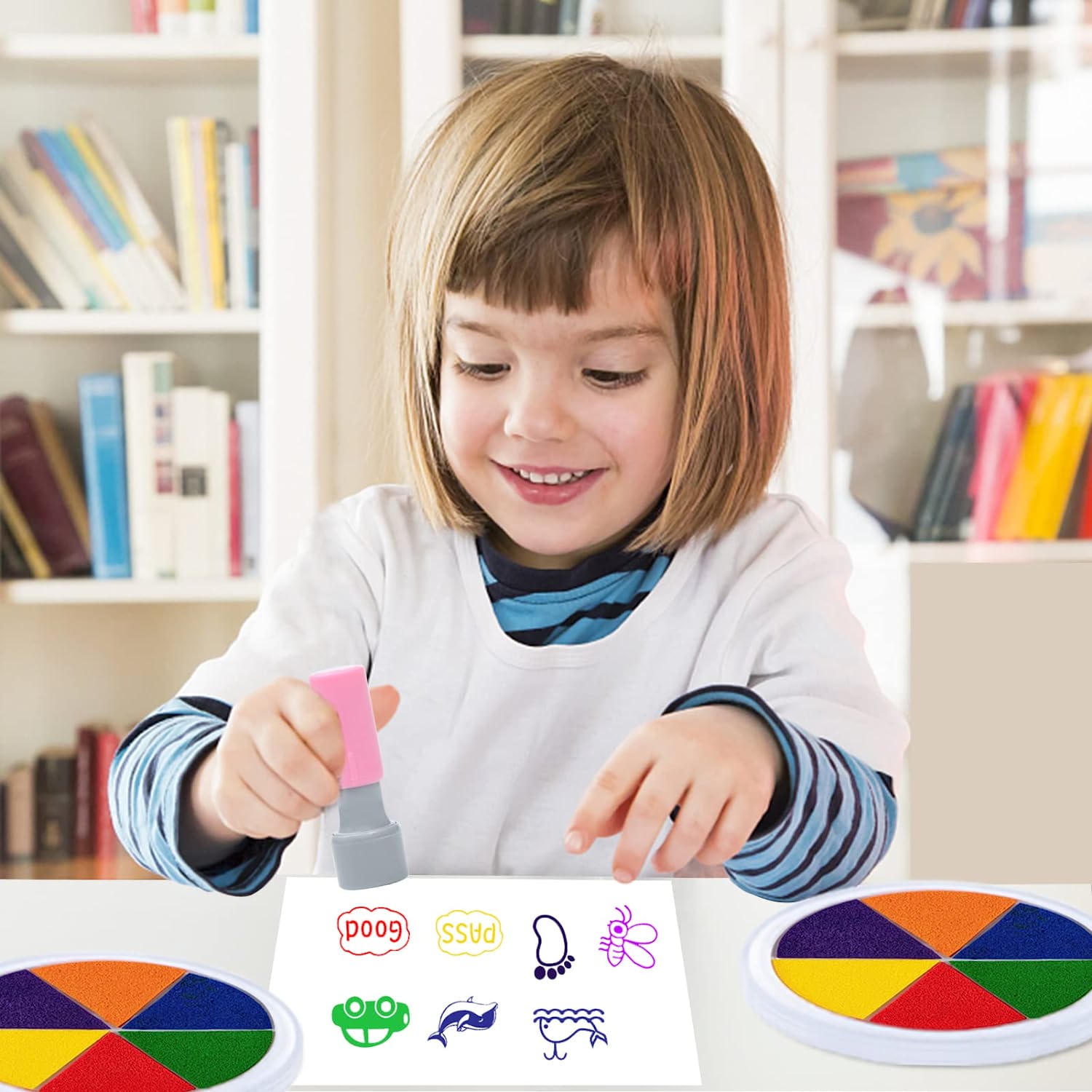 Mädchen spielt mit buntem Stempelset, Kinderspielzeug, Kreativität, Spaß, Lernspielzeug.