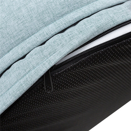 Hellgraues Kissen mit schwarzem Reißverschluss, modernes Design, Heimdekoration, Textil.