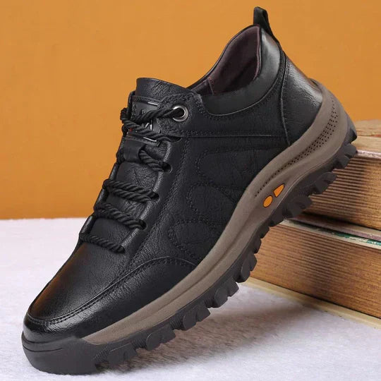 Schwarzer Herren-Wanderschuh aus Leder mit rutschfester Sohle, ideal für Outdoor-Aktivitäten.