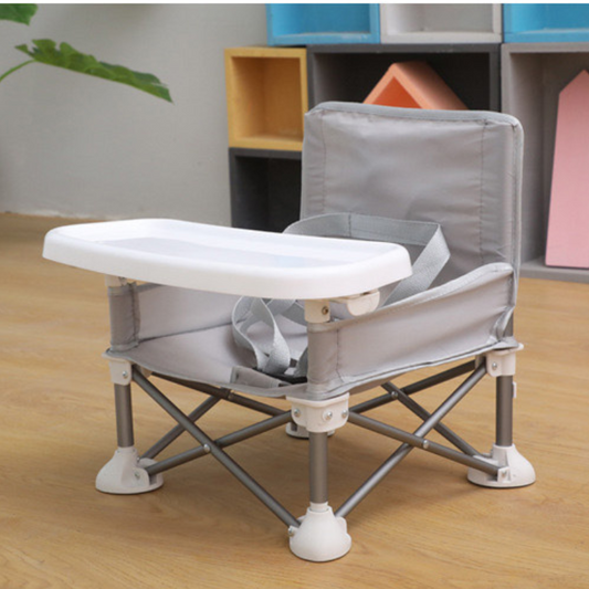 Grauer tragbarer Baby-Hochstuhl mit Tablett, faltbar, sicherer Gurt, ideal für Reisen.