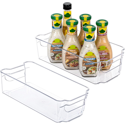 Klarer Kunststoff-Organizer mit Salatdressing-Flaschen, ideal für Kühlschrank-Aufbewahrung.
