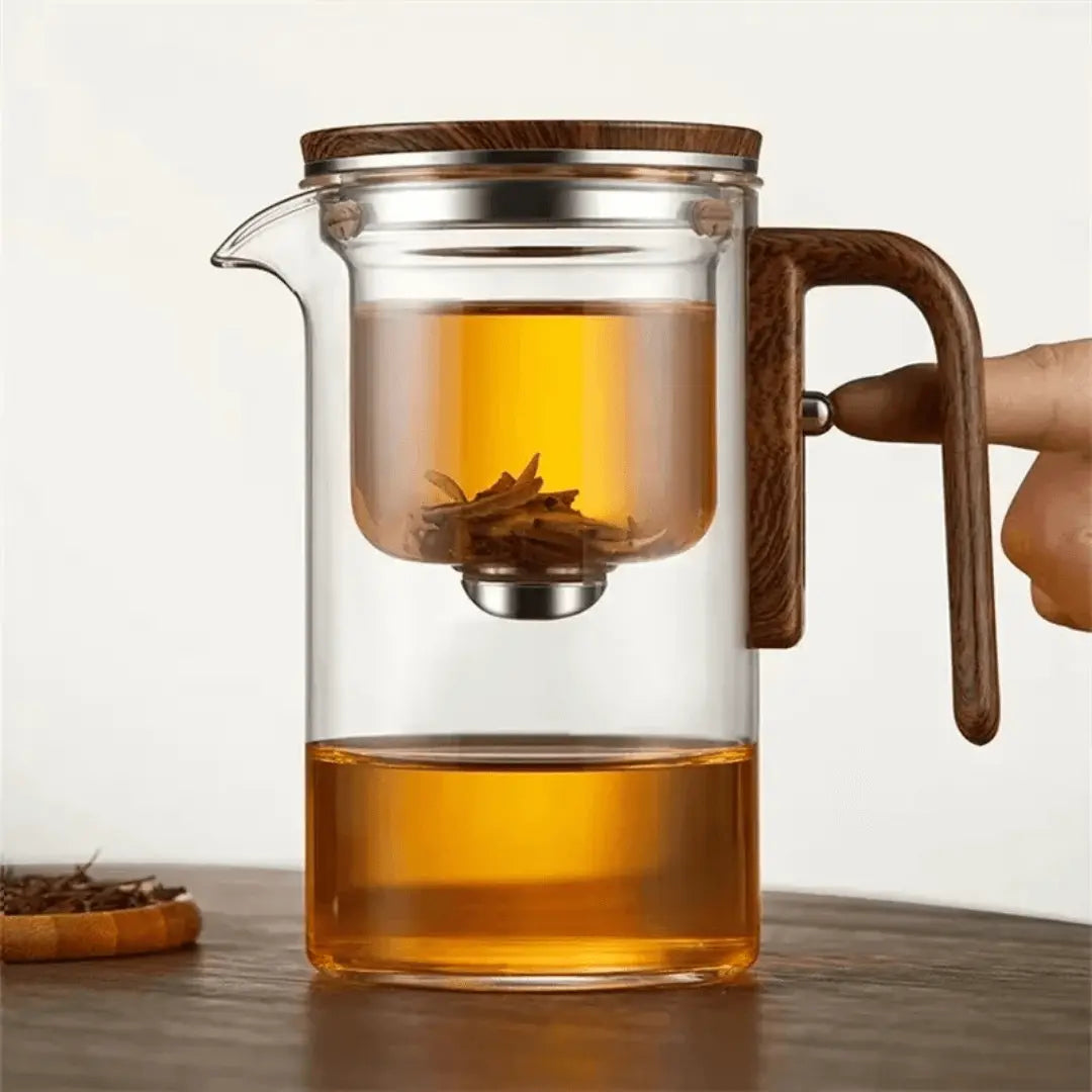 Klarer Teekanne aus Glas mit Holzgriff, Teesieb, modernes Design, ideal für losen Tee.
