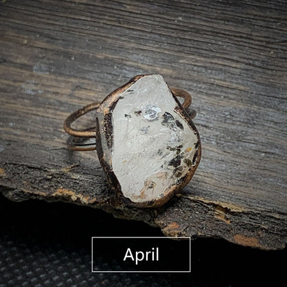 Rohstein-Ring mit klarem Quarz, handgefertigt, Kupferfassung, rustikaler Schmuck, April-Geburtsstein.