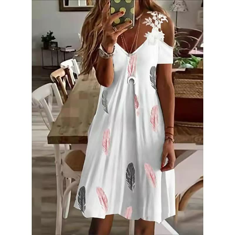 Frau in weißem Sommerkleid mit buntem Federprint, V-Ausschnitt, schulterfrei, lässig.