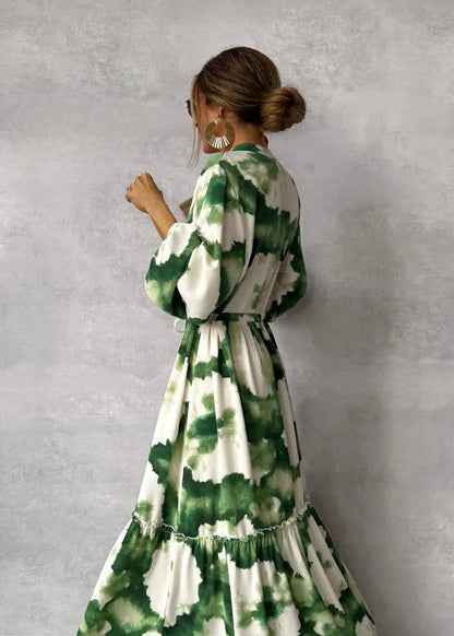 Frau im grünen und weißen Kleid, modisches Design, langärmelig, eleganter Look.
