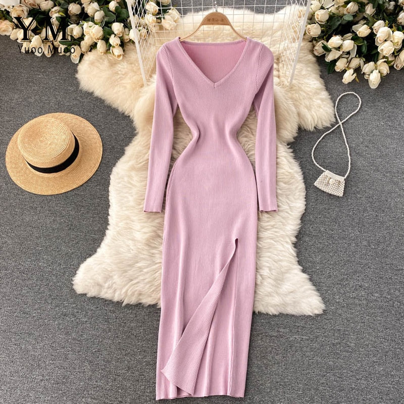 Rosa Strickkleid mit V-Ausschnitt, langärmelig, figurbetont, elegantes Design, Damenmode.