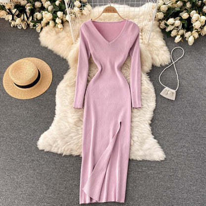 Rosa Strickkleid mit V-Ausschnitt, langärmelig, figurbetont, elegantes Design, Damenmode.