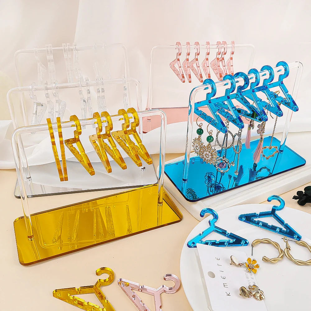 Bunte Acryl-Ohrringhalter mit Mini-Kleiderbügeln, Schmuck-Organizer, transparent und farbig.