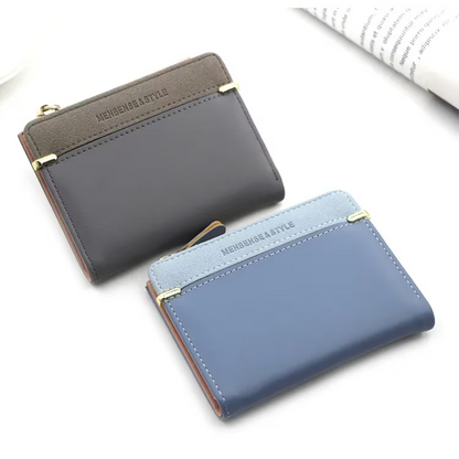 Zwei Mini-Kartenetuis aus Leder in Blau und Grau auf weißem Hintergrund.