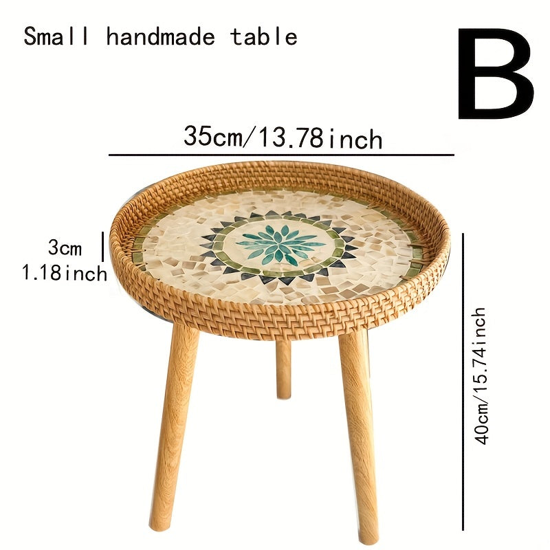 Kleiner handgefertigter Tisch, Mosaikplatte, Holzbeine, 35 cm Durchmesser, 40 cm Höhe.