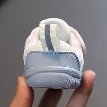 Weiße Babyschuhe mit blauer Sohle, rutschfest, atmungsaktiv, ideal für Kleinkinder.