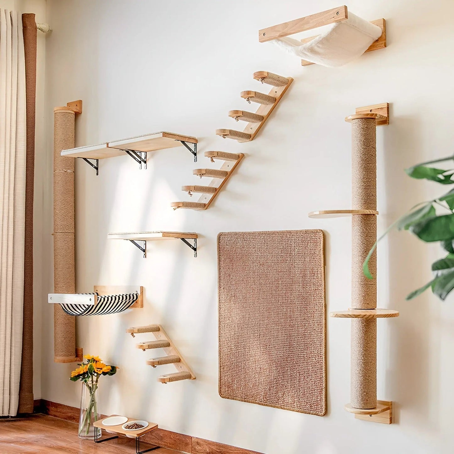 Kletterwand für Katzen aus Holz und Sisal, mit Treppen, Liegeflächen und Kratzbrett.