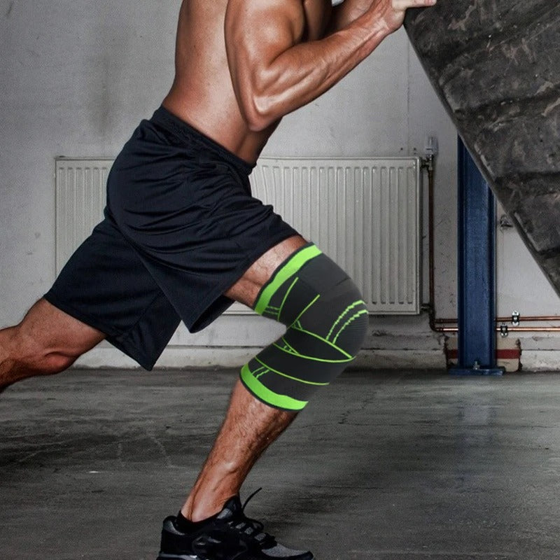 Mann mit schwarzer Shorts und grüner Kniebandage beim Reifen-Workout im Fitnessstudio.