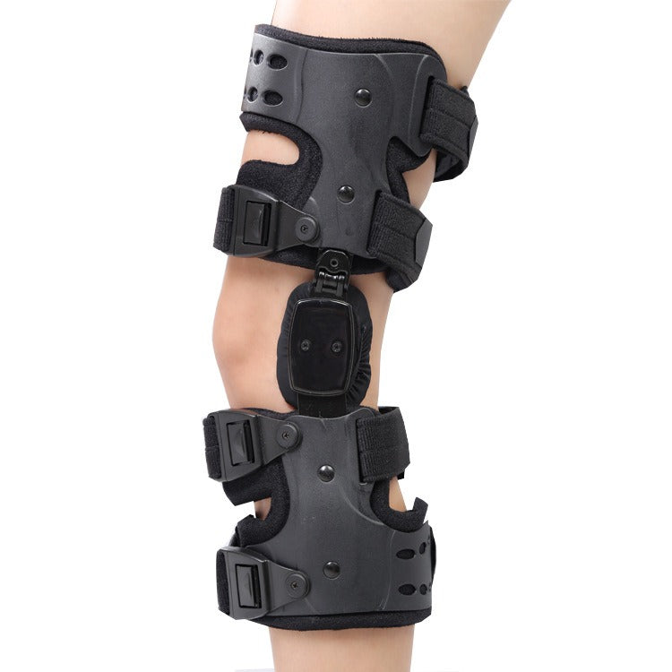 Schwarze Knieorthese mit verstellbaren Gurten, Unterstützung für Verletzungen, Sport, Rehabilitation.