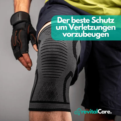 Mann mit schwarzer Kniebandage, Sporthandschuh, Vorbeugung von Verletzungen, RevitalCare.
