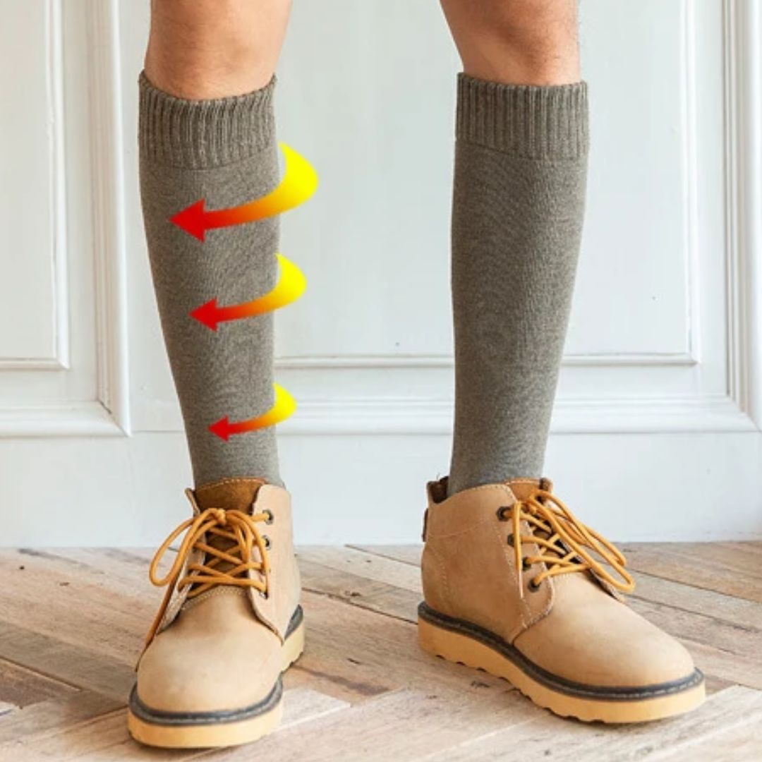 Beinwärmer Socken Herren, grau, kniehoch, mit Pfeilen, warme Winterstiefel, Holzboden.