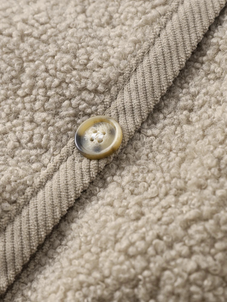Beigefarbener Fleece-Stoff mit Knopf, Nahaufnahme, Textur, Mode, Winterbekleidung.