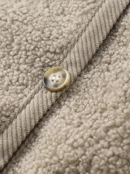 Beigefarbener Fleece-Stoff mit Knopf, Nahaufnahme, Textur, Mode, Winterbekleidung.