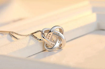 Silberne Halskette mit Knotendesign, eleganter Schmuck, Damenaccessoire, Geschenkidee.