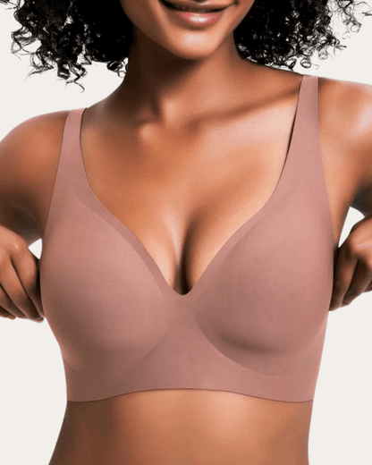 Modell bär slät bralette i dämpad rosabrun nyans med V-ringning, sedd framifrån. 8