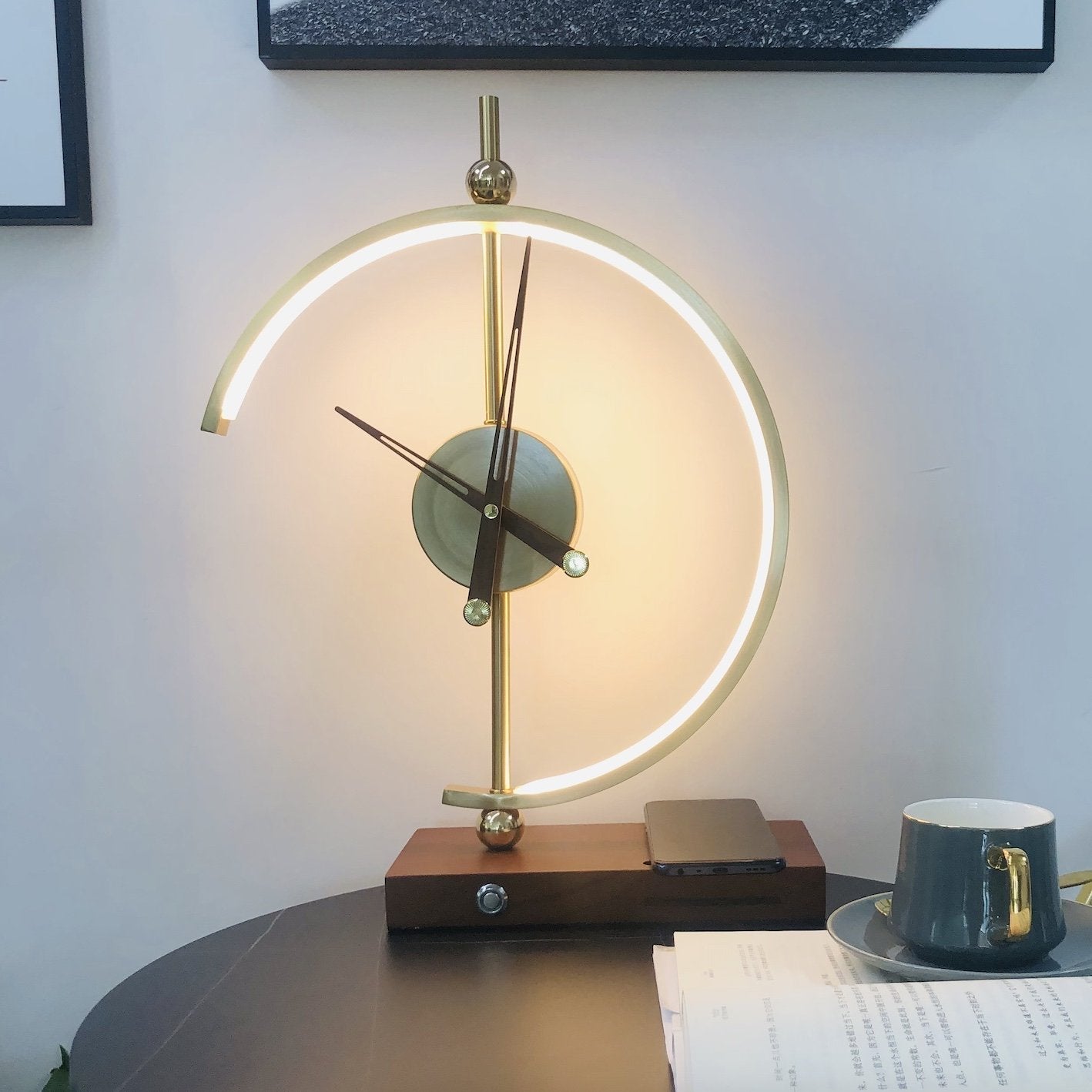 Moderne Tischlampe mit Kompass-Design, LED-Beleuchtung, goldfarben, auf Holzbasis.