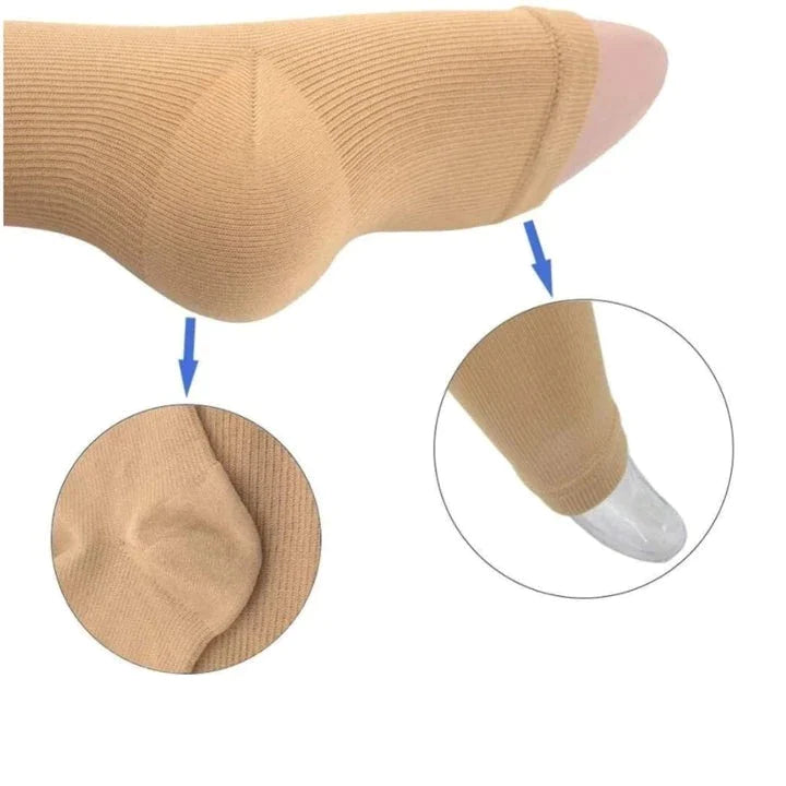 Beige Kompressionsstrümpfe, nahtlos, zur Schmerzlinderung in den Beinen, Detailansicht.