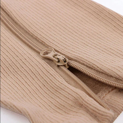 Beige Kompressionsstrumpf mit Reißverschluss, geripptes Material, Beinunterstützung, Schmerzlinderung.