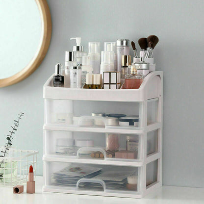 Weißer Kunststoff-Organizer mit Schubladen, gefüllt mit Kosmetik und Pflegeprodukten auf Tisch.