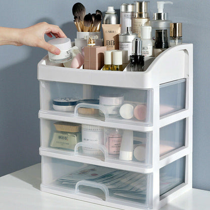 Weißer Kosmetik-Organizer mit drei Schubladen, Make-up-Pinsel und Pflegeprodukte, Kunststoff.