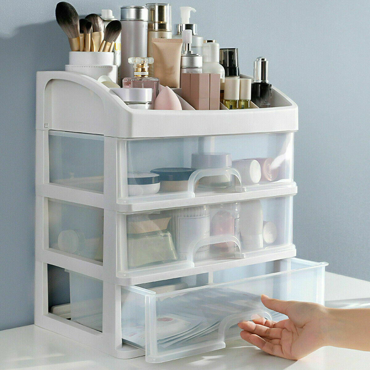 Weißer Kosmetik-Organizer mit Schubladen, Make-up-Pinsel und Pflegeprodukte, Kunststoff, modern.
