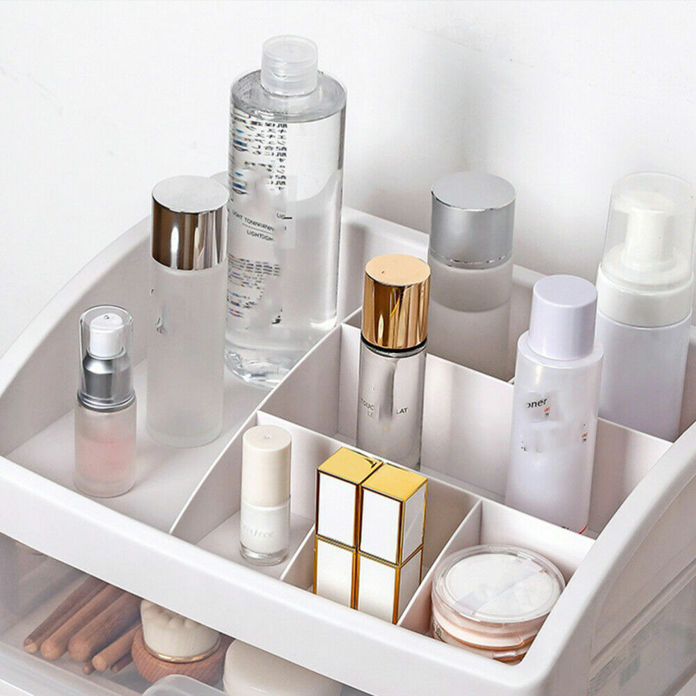 Kosmetik-Organizer aus Kunststoff, weiß, mit Fächern, gefüllt mit Hautpflege- und Make-up-Produkten.