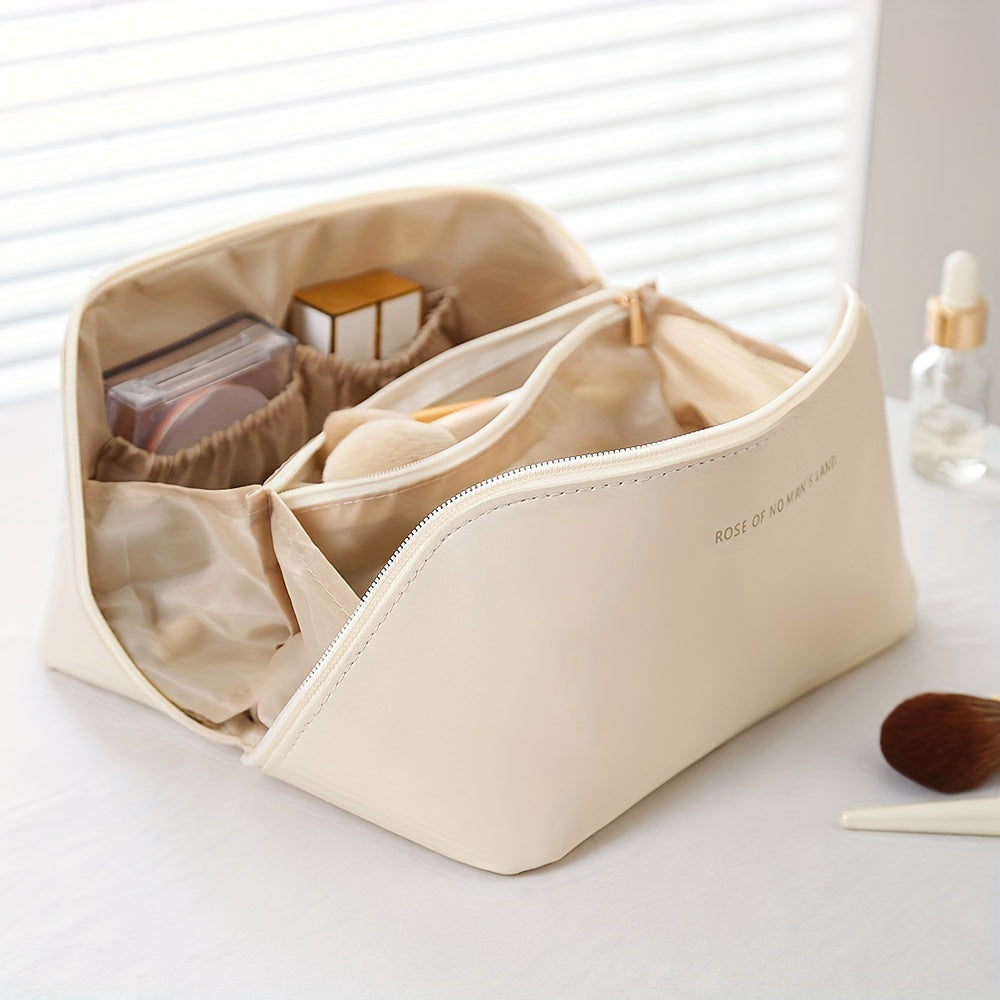 Beige Kosmetiktasche aus Leder mit Reißverschluss, gefüllt mit Make-up, auf weißem Tisch.