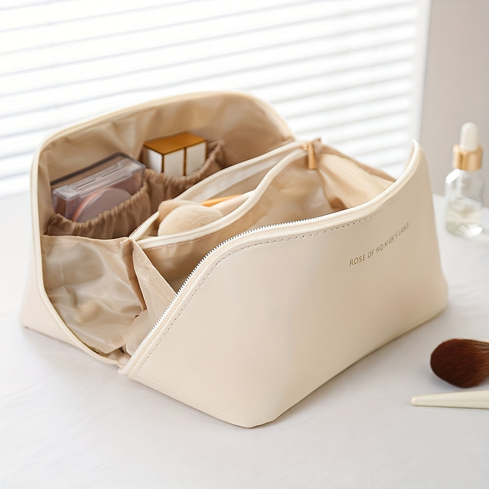 Cremefarbene Kosmetiktasche aus Leder mit Reißverschluss, gefüllt mit Make-up-Produkten.