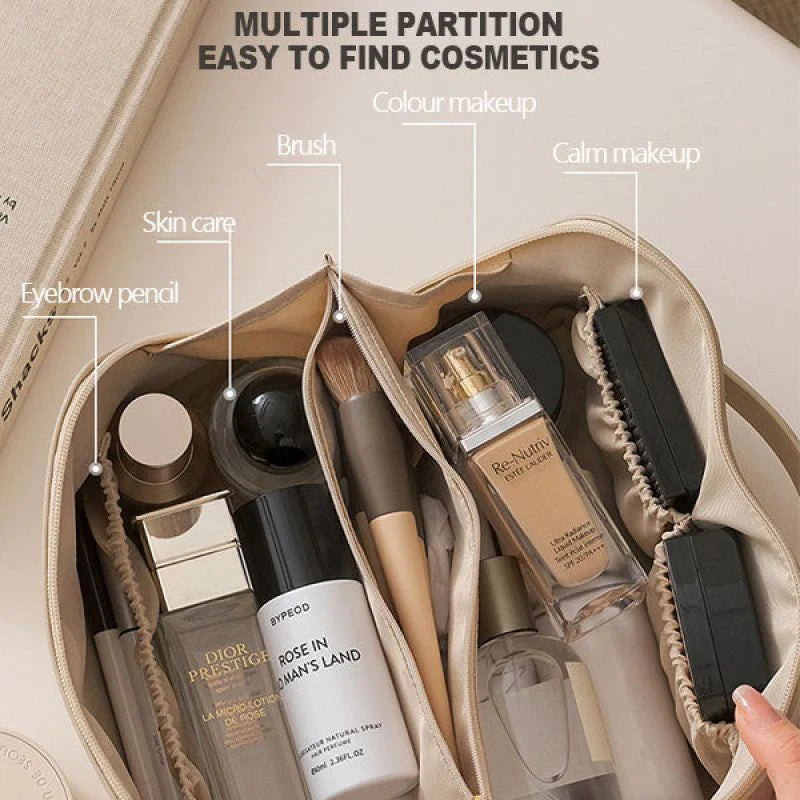 Kosmetiktasche mit Make-up, Hautpflege, Pinsel, Eyeliner; beige, organisiert, praktisch.