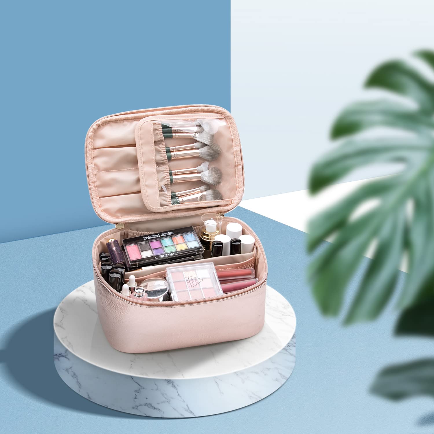 Rosa Kosmetiktasche mit Make-up-Pinseln und Schminkprodukten auf Marmortisch.